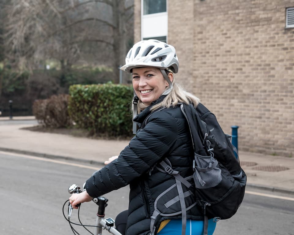 kvinde på cykel