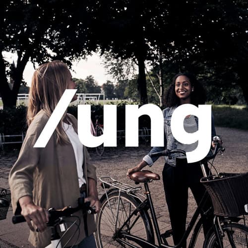 2 unge kvinder med deres cykler med teksten "/ung"